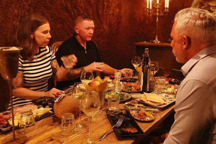 ローマ：古代ローマの地下室でキャンドルライトの料理とワインの試飲