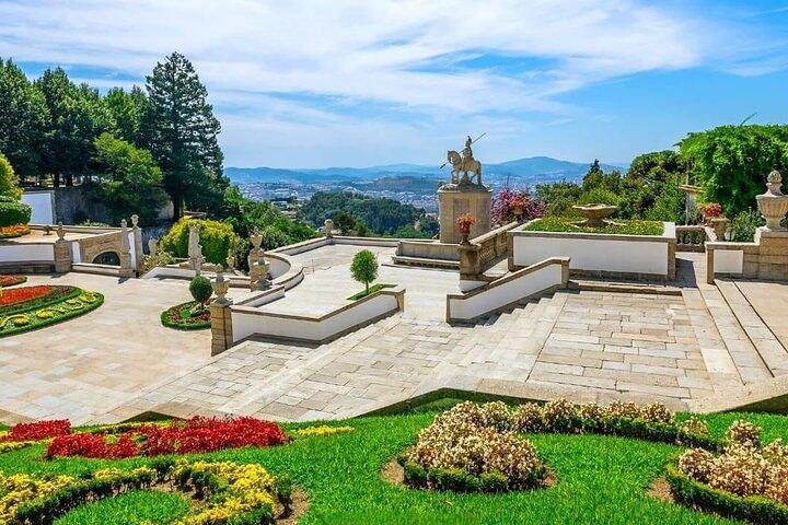 BRAGA E GUIMARÃES Private Historic Tour from Porto