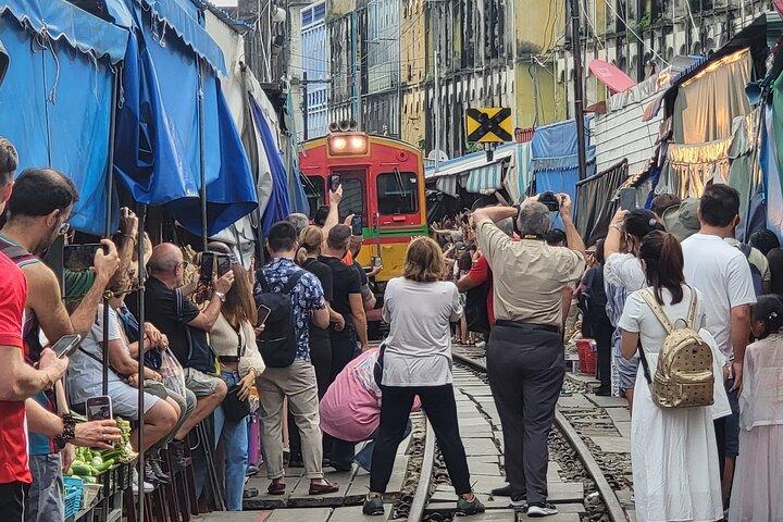 鉄道市場とダムヌン サドゥアック水上マーケットへのプライベート ツアー