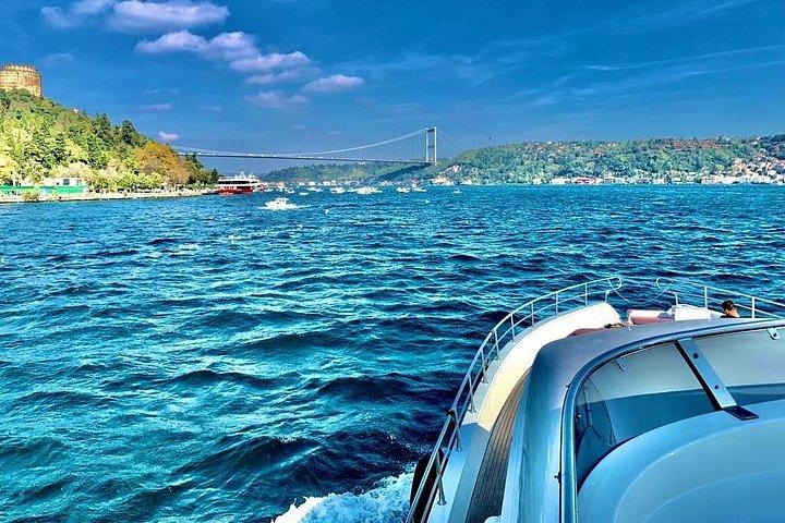 イスタンブールランチクルーズ - 黒海まで広がるボスポラス海峡クルーズ