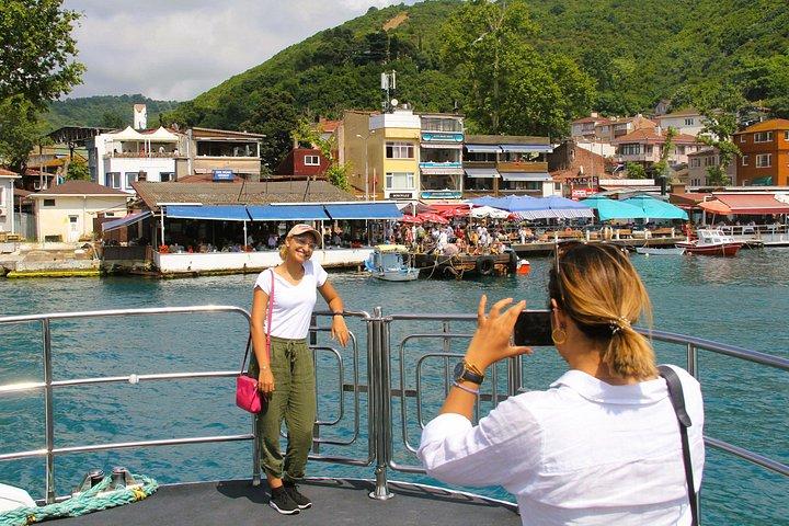 イスタンブールランチクルーズ - 黒海まで広がるボスポラス海峡クルーズ