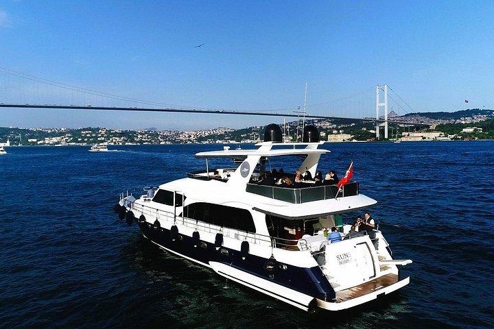 イスタンブールランチクルーズ - 黒海まで広がるボスポラス海峡クルーズ
