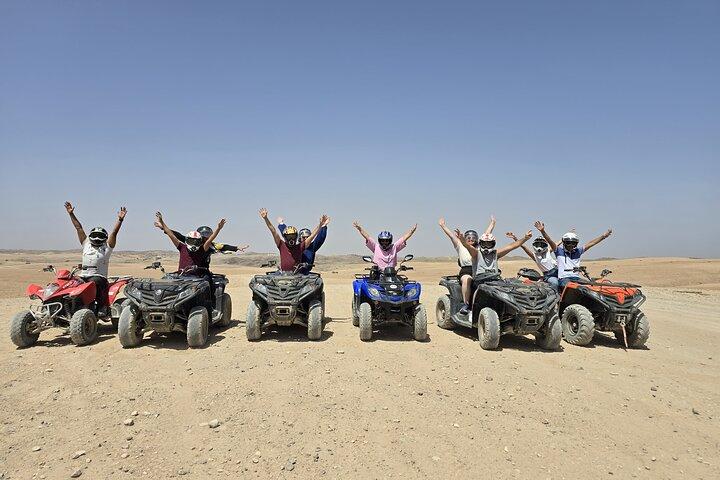 Quad nel deserto roccioso di Agafay