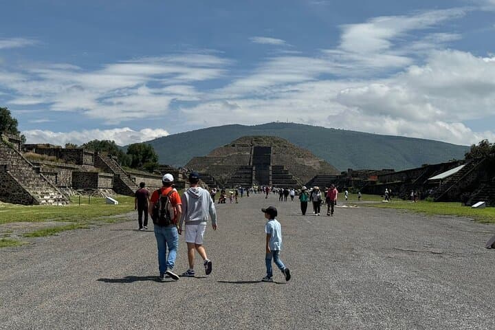 Half Day Teotihuacan and La Gruta