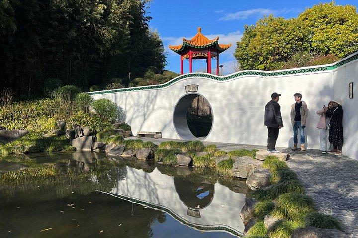 グローワーム洞窟＆ハミルトンガーデン日帰りツアー（オークランド発）