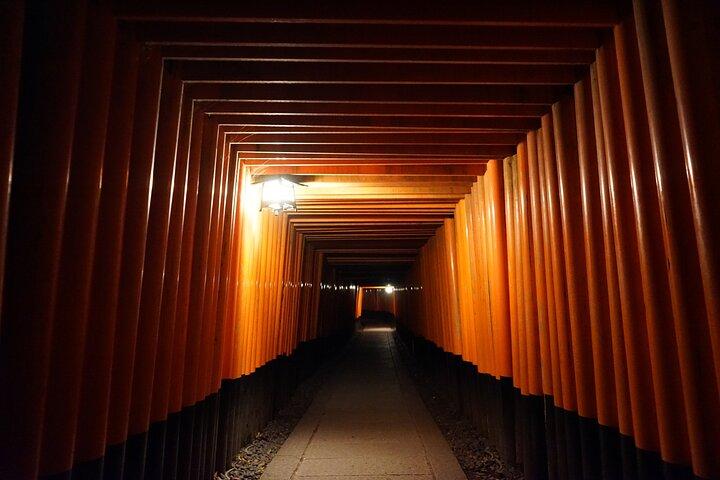 Visita guiada nocturna a pie por Kioto en el santuario Fushimi Inari