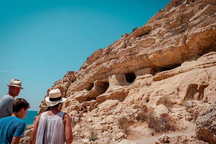 イラクリオン発マタラ ヒッピー ビーチと洞窟への半日旅行