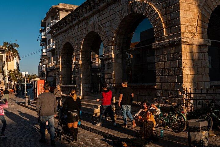 イラクリオンから：ハニア市、クルナス湖、レティムノ市への終日バス旅行