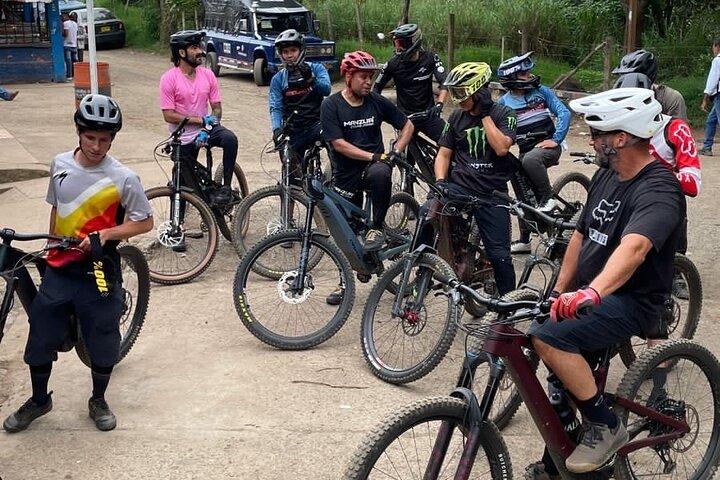 カリ・バイク・パークの電動自転車でのプライベートツアー