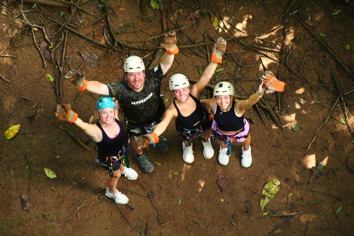 Parcours dans la canopée à Titi, tyrolienne, descente en rappel, balançoire de Tarzan