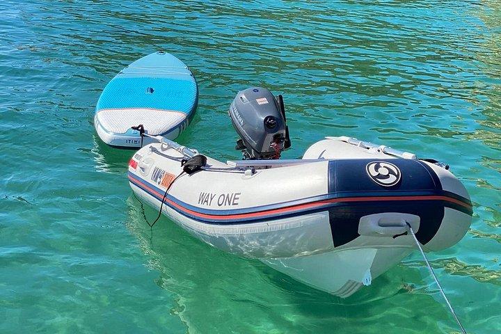ヨットに乗ってアラビダ海岸へのプライベート ツアー