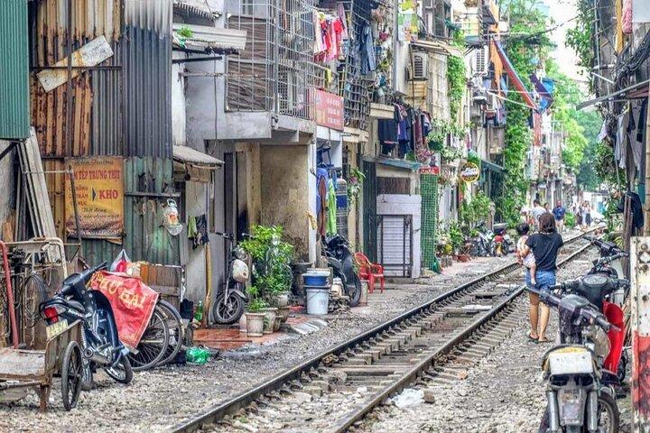 ハノイウォーキングツアー 隠れた名所とトレインストリートを発見
