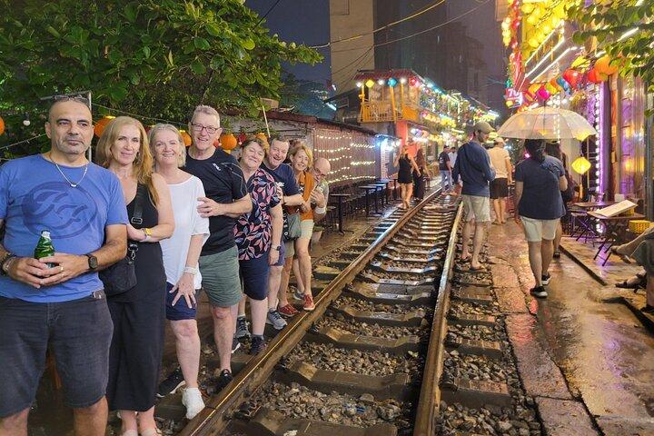 Paseo gastronómico personalizado por la calle de Hanoi con experiencia en trenes