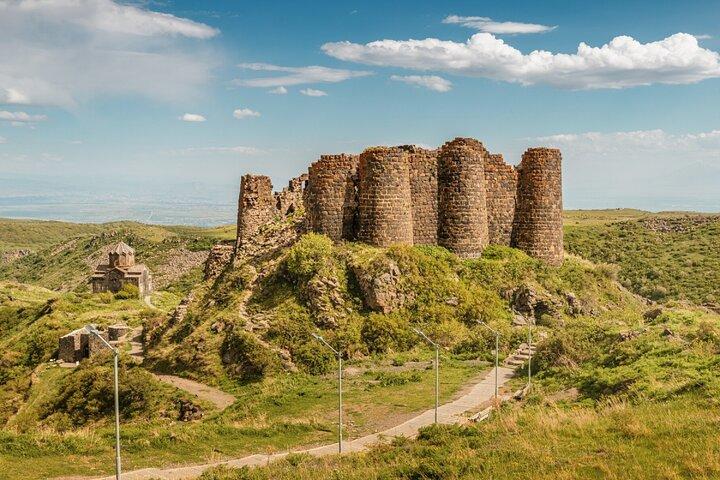 TOUR PRIVADO: Saghmosavank, monumento do alfabeto, fortaleza de Amberd