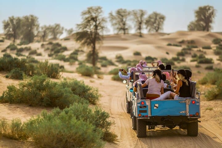 Dubai: Heritage Desert Safari in Vintage Land Rover with Dinner