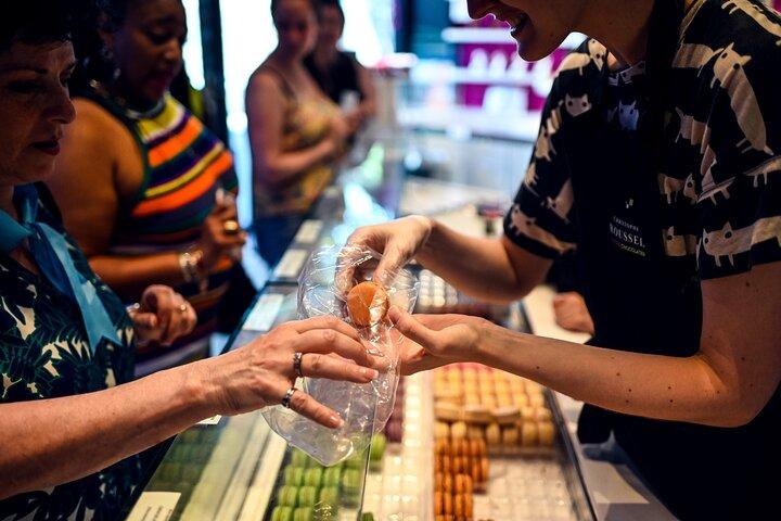 Excursão de comida privada de Montmartre com vinho, queijo e pastelaria
