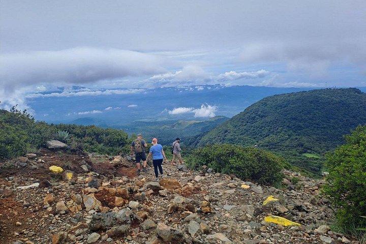 サンタアナ火山ハイキング＆コアテペケ湖でのランチ（プライベートツアー）