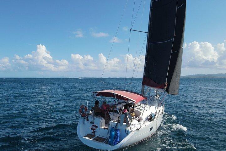 Tour privato di vela e snorkeling a Karibe