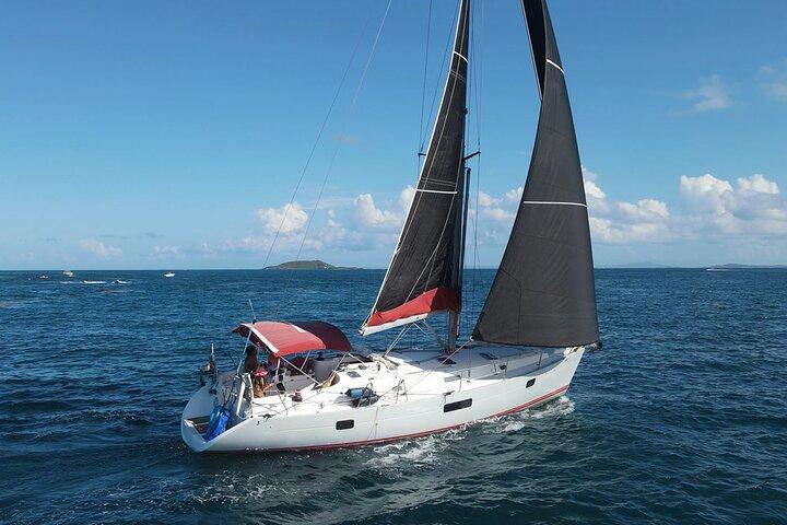 Tour privato di vela e snorkeling a Karibe