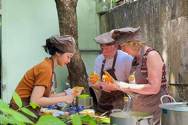 Aula de culinária em Hue e mercado local: melhores restaurantes com a Sra. Thu
