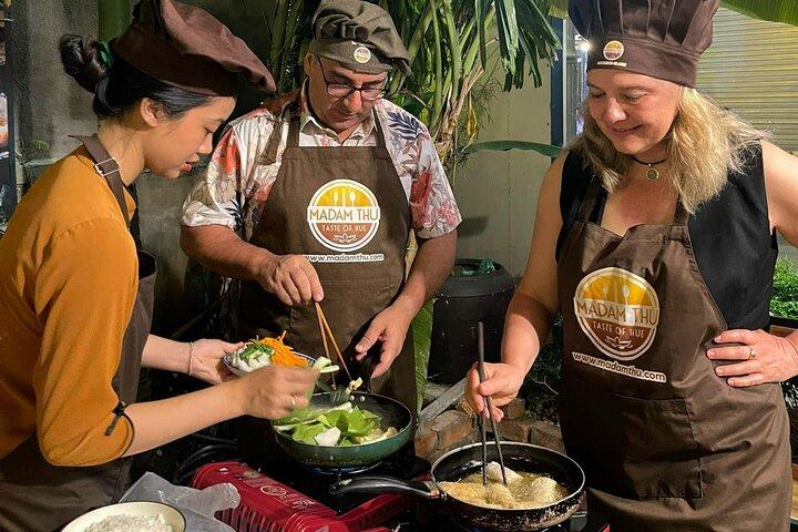 Aula de culinária em Hue e mercado local: melhores restaurantes com a Sra. Thu