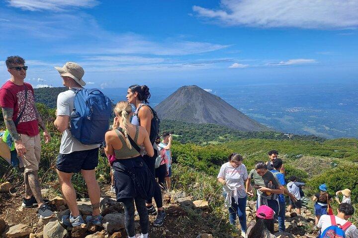 サンタアナ火山ハイキング＆コアテペケ湖でのランチ（プライベートツアー）