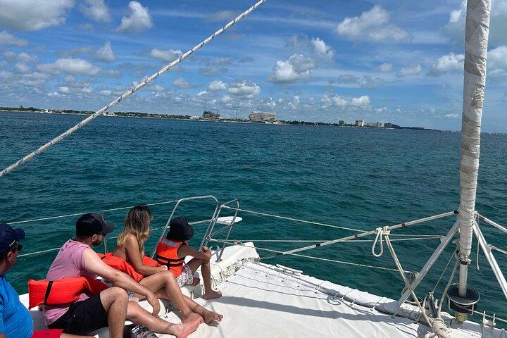 Catamaranzeilen met snorkelen en strandclub van Isla Mujeres