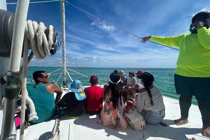 Catamaranzeilen met snorkelen en strandclub van Isla Mujeres