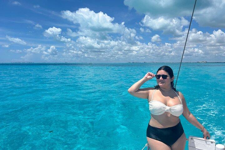 Catamaranzeilen met snorkelen en strandclub van Isla Mujeres