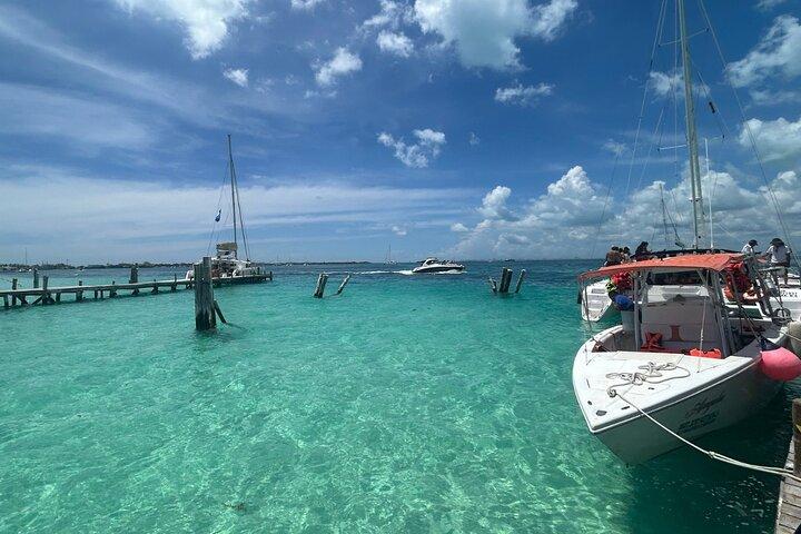 Catamaranzeilen met snorkelen en strandclub van Isla Mujeres
