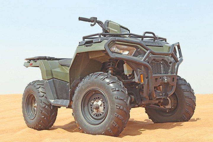四輪バイク、ラクダ乗り、サンドサーフィン、バーベキュー、ショー付きの砂漠サファリ