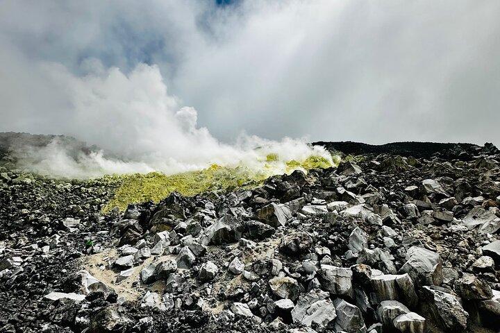 Camminare dentro un vulcano attivo: l'esperienza delle fumarole delle miniere di zolfo
