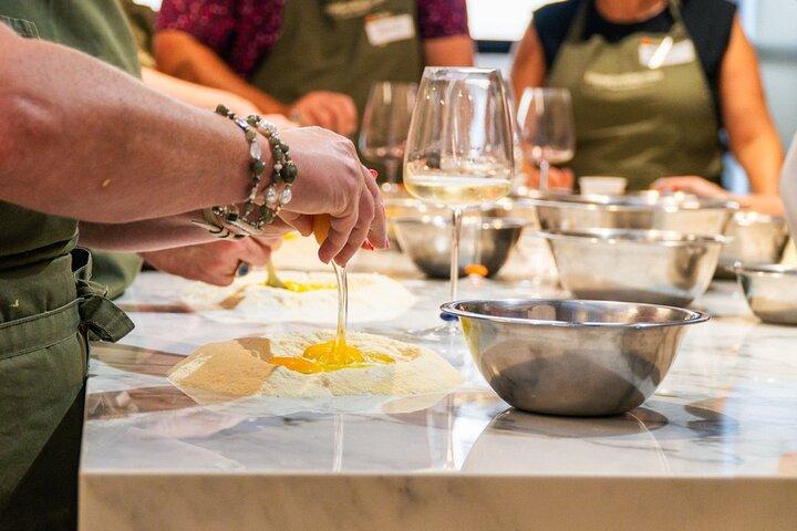 Clase de preparación de pasta y tiramisú con vino italiano fino en Roma