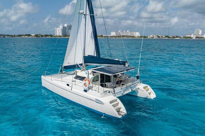 Cancún : Catamarano privato con possibilità di Open Bar e Snorkeling