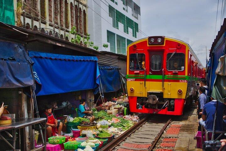 Excursão privada de um dia ao mercado Mae Klong Hoop Rom e ao mercado flutuante