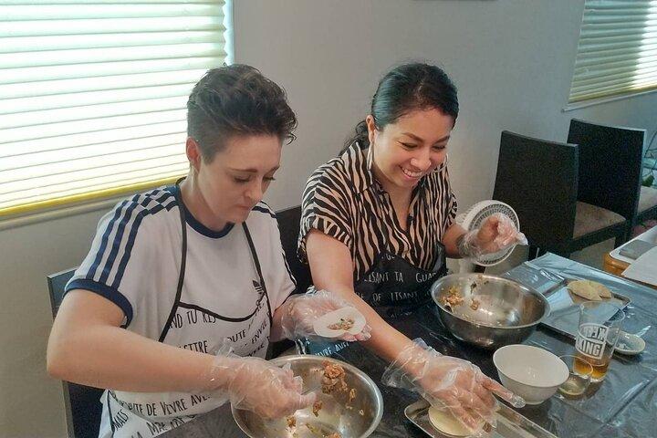 Clase de ramen, gyoza y matcha para grupos pequeños en Tokio con un chef profesional