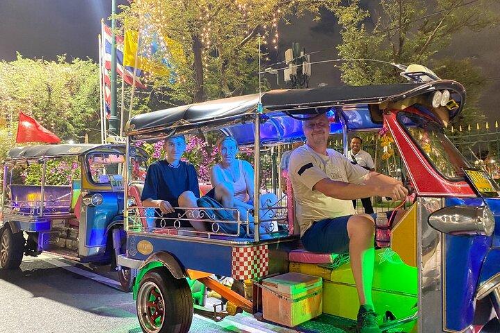 Excursão noturna em Bangkok: comida, templo e tuk tuk