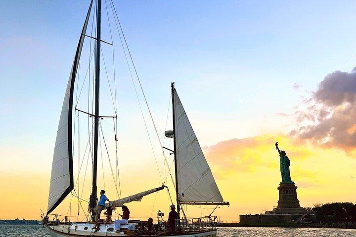 Private Classic Sailboat Tour in New York City