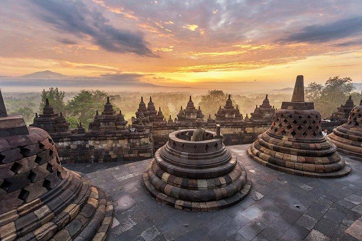 ジョグジャカルタ・ボロブドゥール日の出保証登山とプランバナン