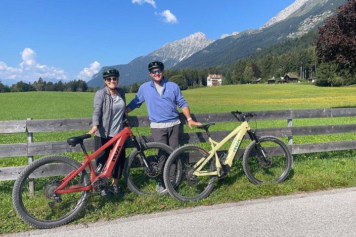 風光明媚なインスブルック市街と山の eBike ツアー