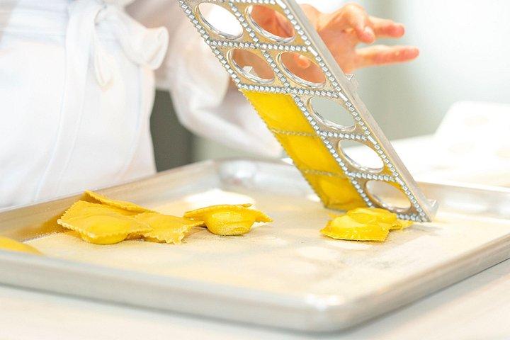 地元のシェフと一緒にイタリアのパスタとデザートの作り方を学びましょう