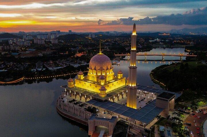 Tour condiviso di un giorno intero a Grand KL Putrajaya e Batu Caves