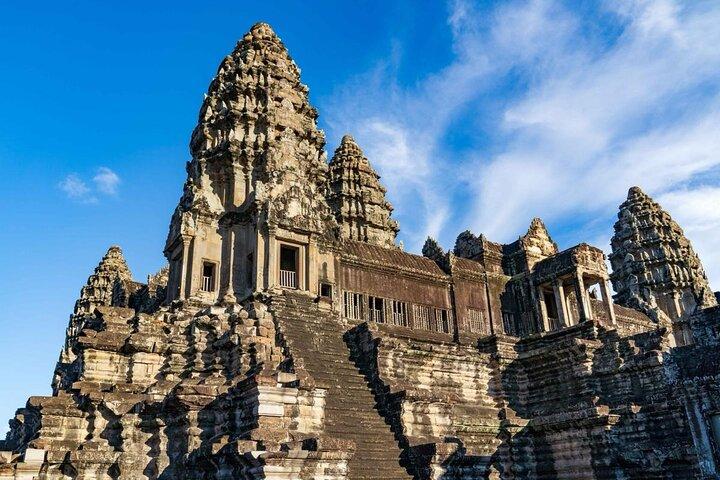 Explore o espetáculo do nascer do sol em Angkor, um tour de dia inteiro pelos templos
