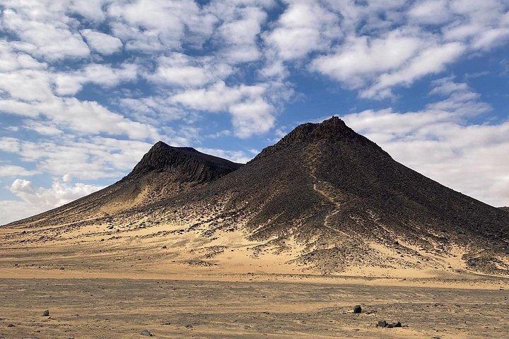 カイロまたはギザから白砂漠と黒砂漠を巡る1泊2日