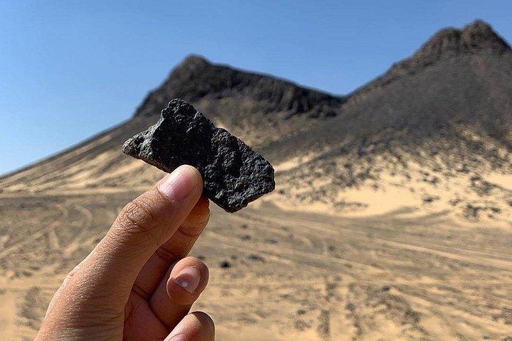 カイロまたはギザから白砂漠と黒砂漠を巡る1泊2日
