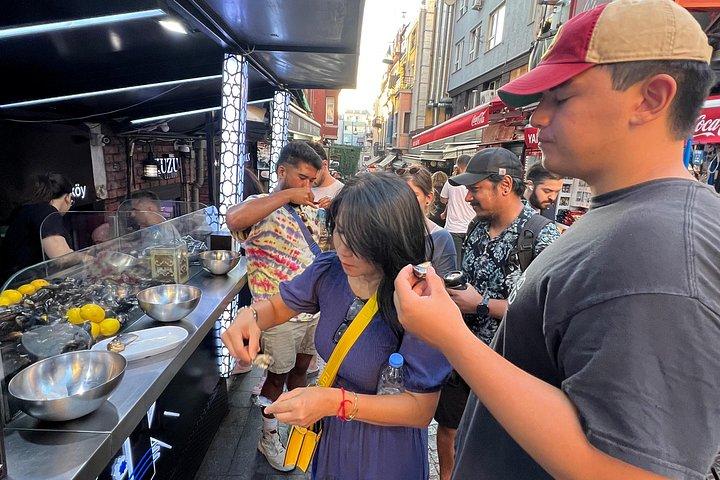 イスタンブールの伝統的なグルメ ツアー、観光スポット外でのディナー付き