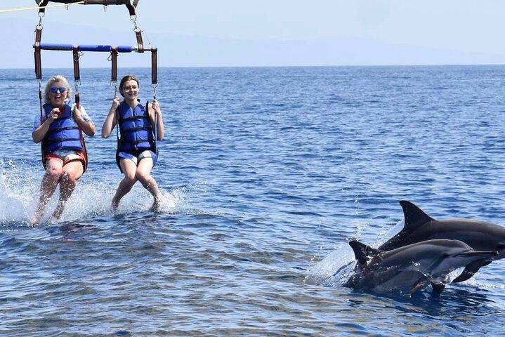 カアナパリ ビーチ パラセーリング: マウイ島の美しい海岸線の上空を飛ぶ