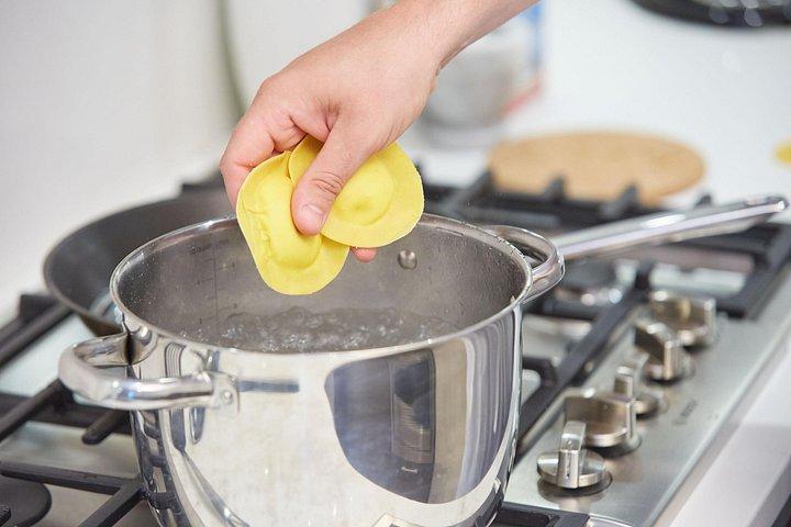 地元のシェフと一緒にイタリアのパスタとデザートの作り方を学びましょう