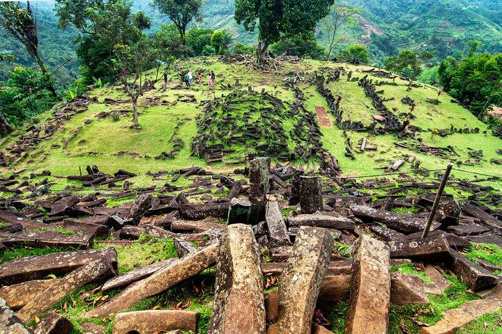 グヌン・パダンの巨大ピラミッド巨石遺跡を探索する