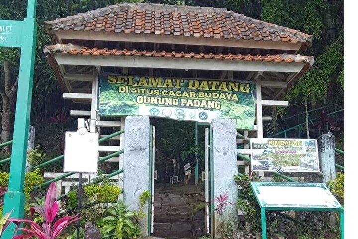 グヌン・パダンの巨大ピラミッド巨石遺跡を探索する